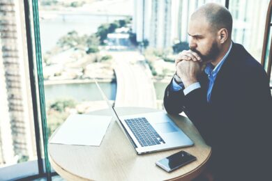 Man,Investor,Reading,Negative,News,On,Net-book,About,Falling,Shares